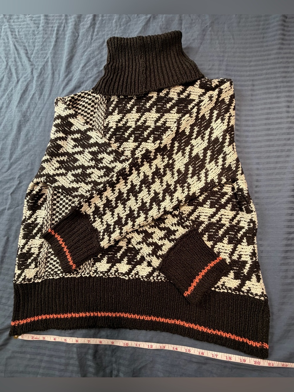 VENUS Black and Cream Houndstooth Turtleneck Sweater - Women’s Large